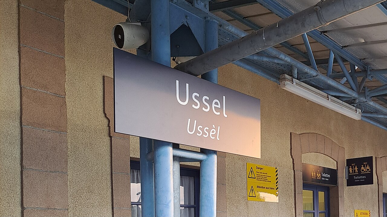 Signalisation bilingue de la gare d'Ussel