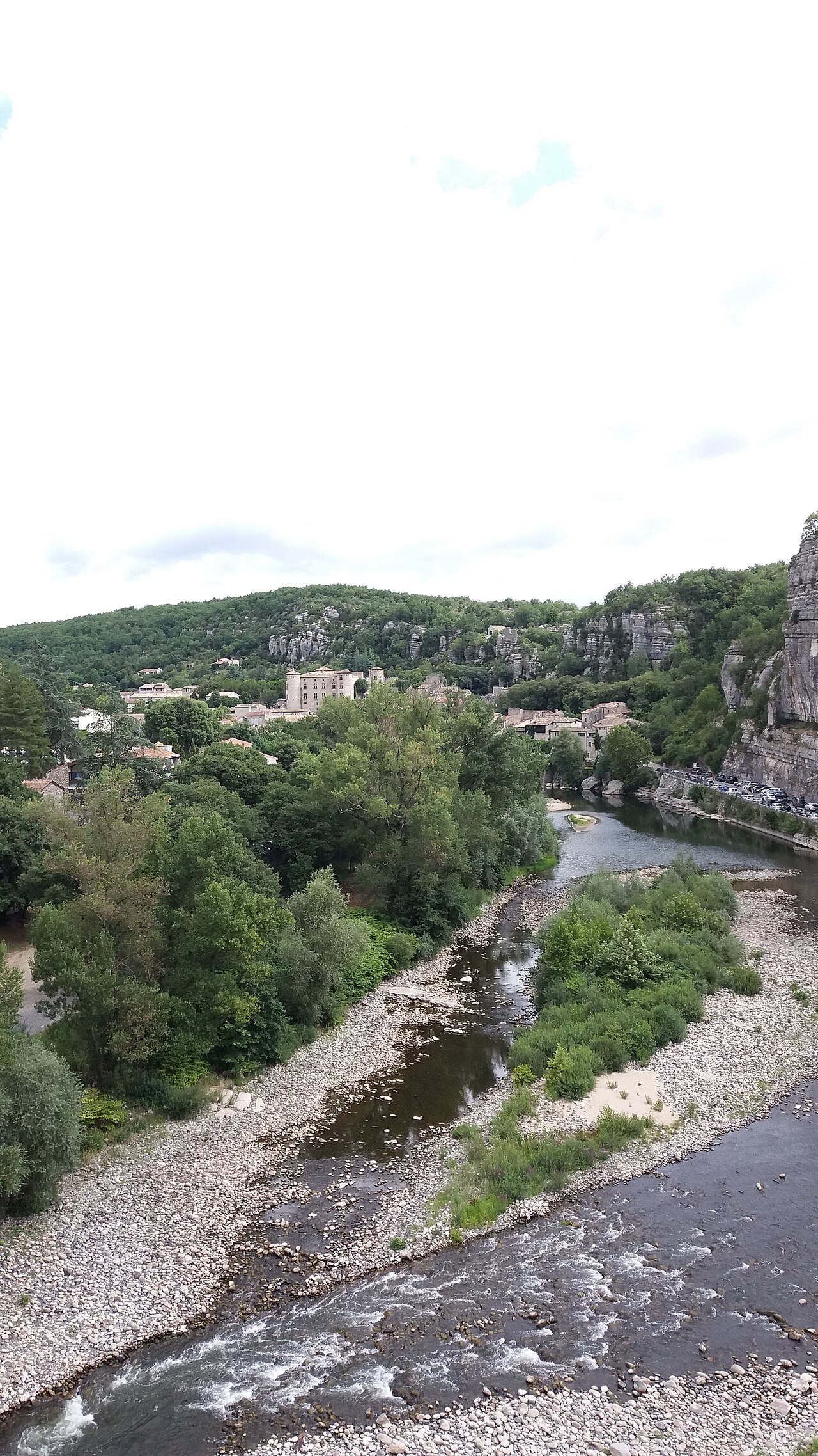 Vogüé Village vue depuis l'ancien pont de chemin de fer